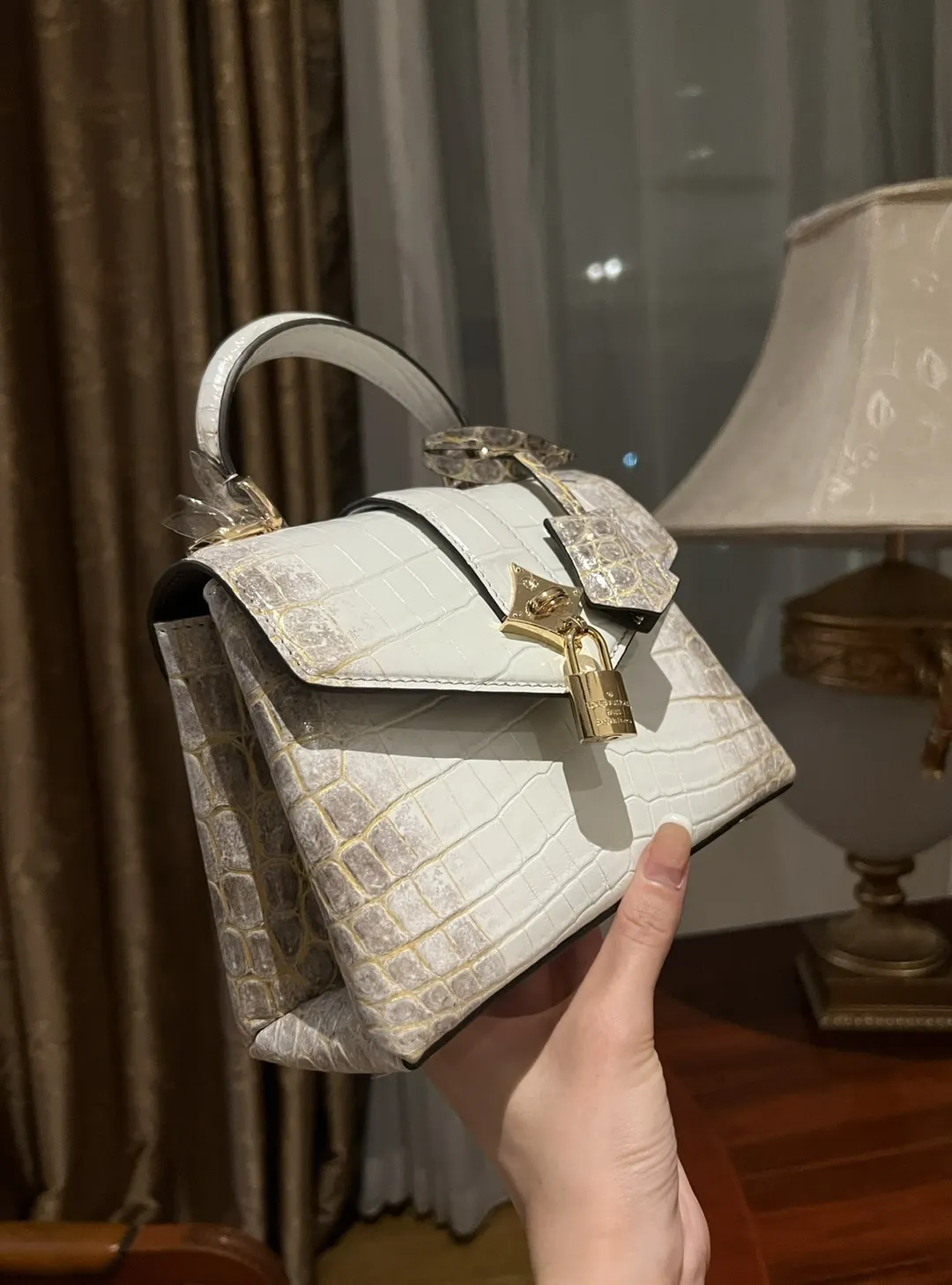 LOUIS VUITTON Женская сумка Petite Malle гималайский крокодил LOUIS VUITTON Женская сумка Petite Malle гималайский крокодил