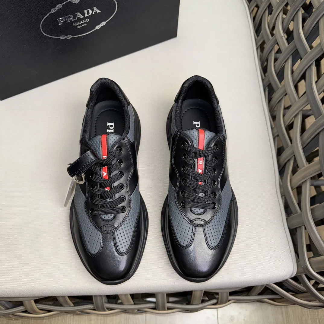 PRADA Мужские кроссовки из телячьей кожи с контрастной перфорацией PRADA Мужские кроссовки из телячьей кожи с контрастной перфорацией
