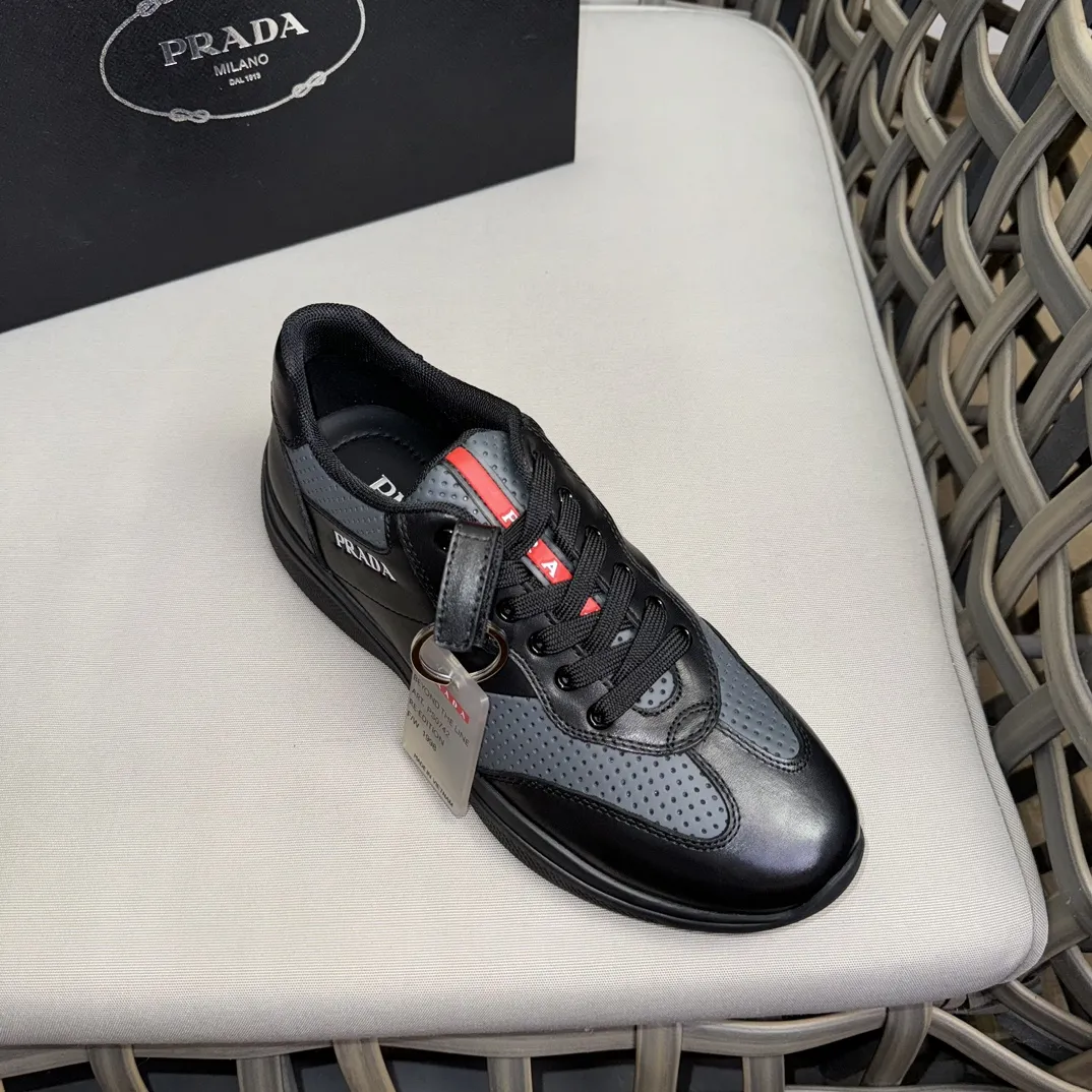PRADA Мужские кроссовки из телячьей кожи с контрастной перфорацией PRADA Мужские кроссовки из телячьей кожи с контрастной перфорацией