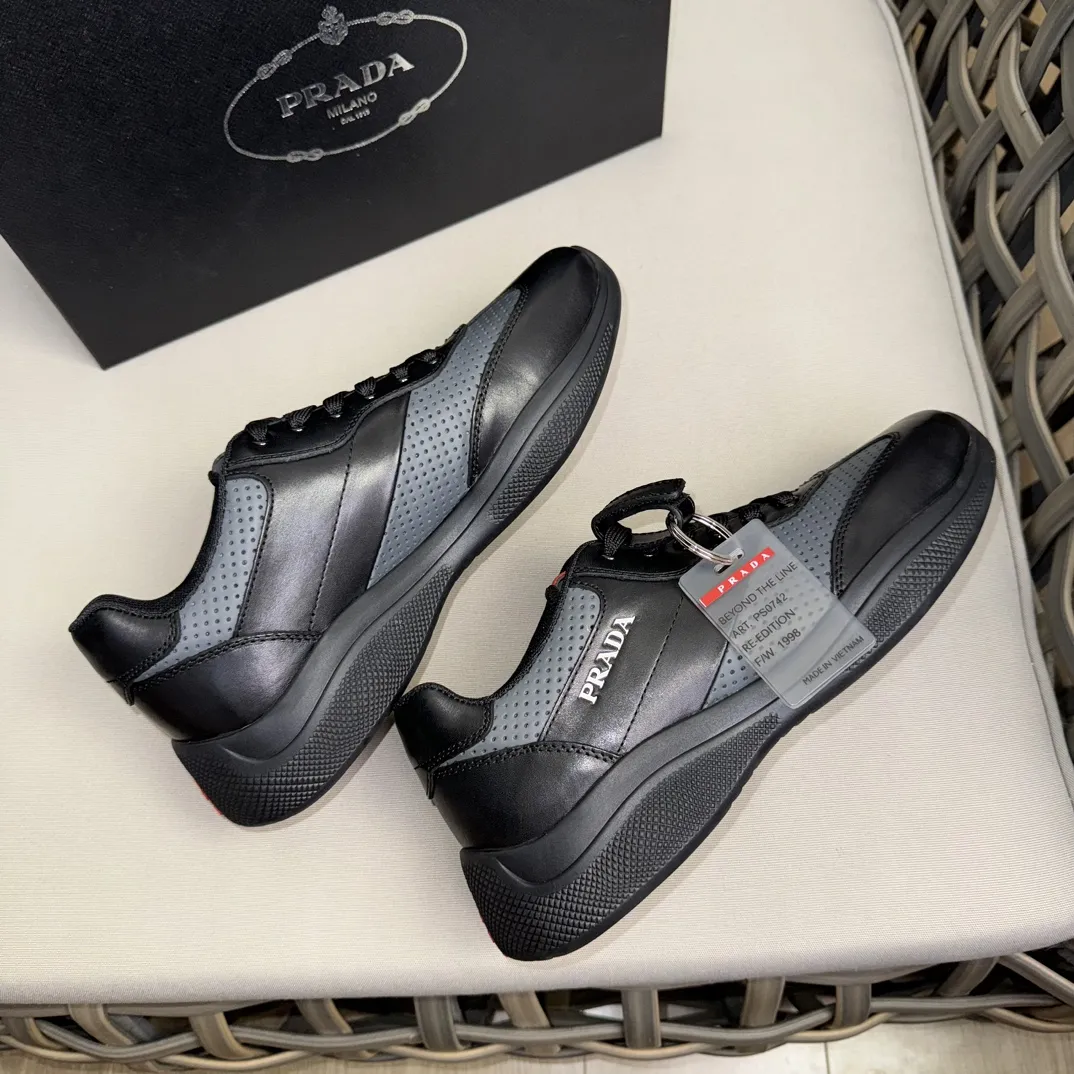 PRADA Мужские кроссовки из телячьей кожи с контрастной перфорацией PRADA Мужские кроссовки из телячьей кожи с контрастной перфорацией
