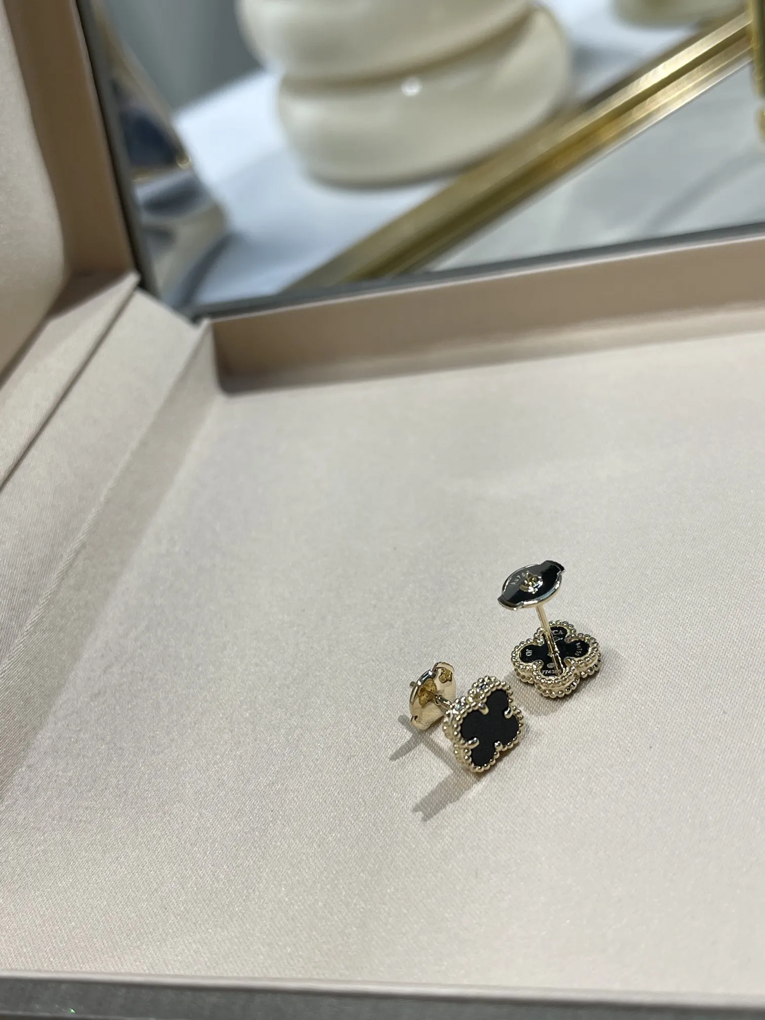 Van Cleef & Arpels Серьги Alhambra желтое золото и оникс Van Cleef & Arpels Серьги Alhambra желтое золото и оникс