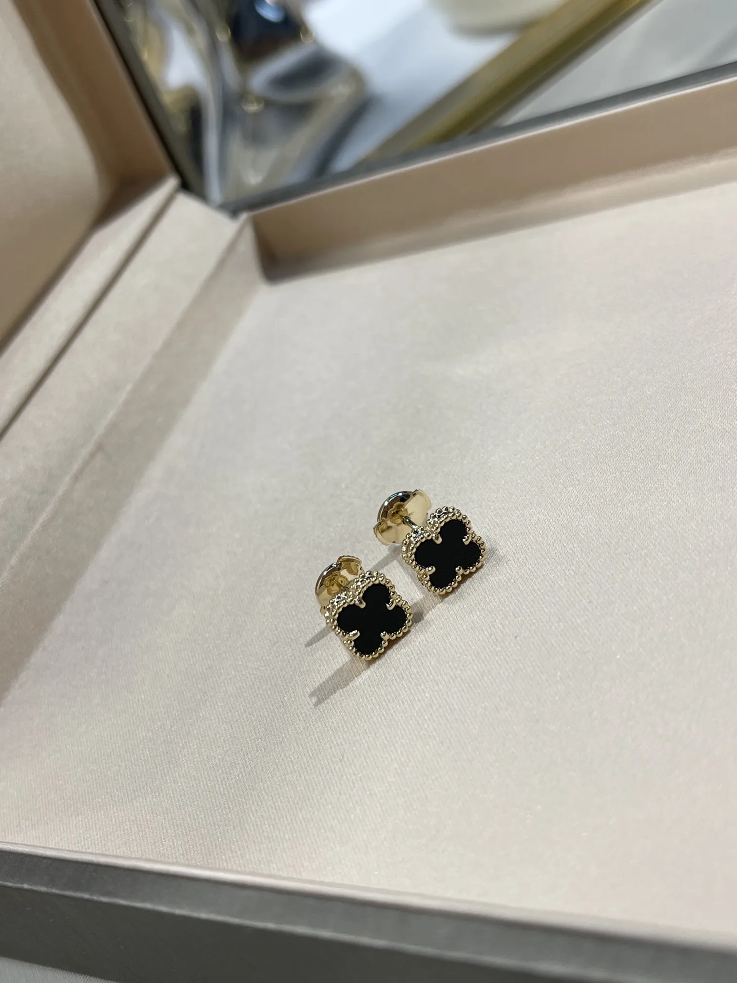 Van Cleef & Arpels Серьги Alhambra желтое золото и оникс Van Cleef & Arpels Серьги Alhambra желтое золото и оникс