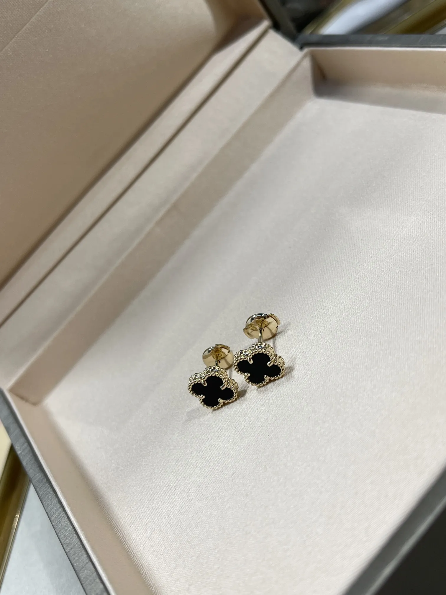 Van Cleef & Arpels Серьги Alhambra желтое золото и оникс Van Cleef & Arpels Серьги Alhambra желтое золото и оникс