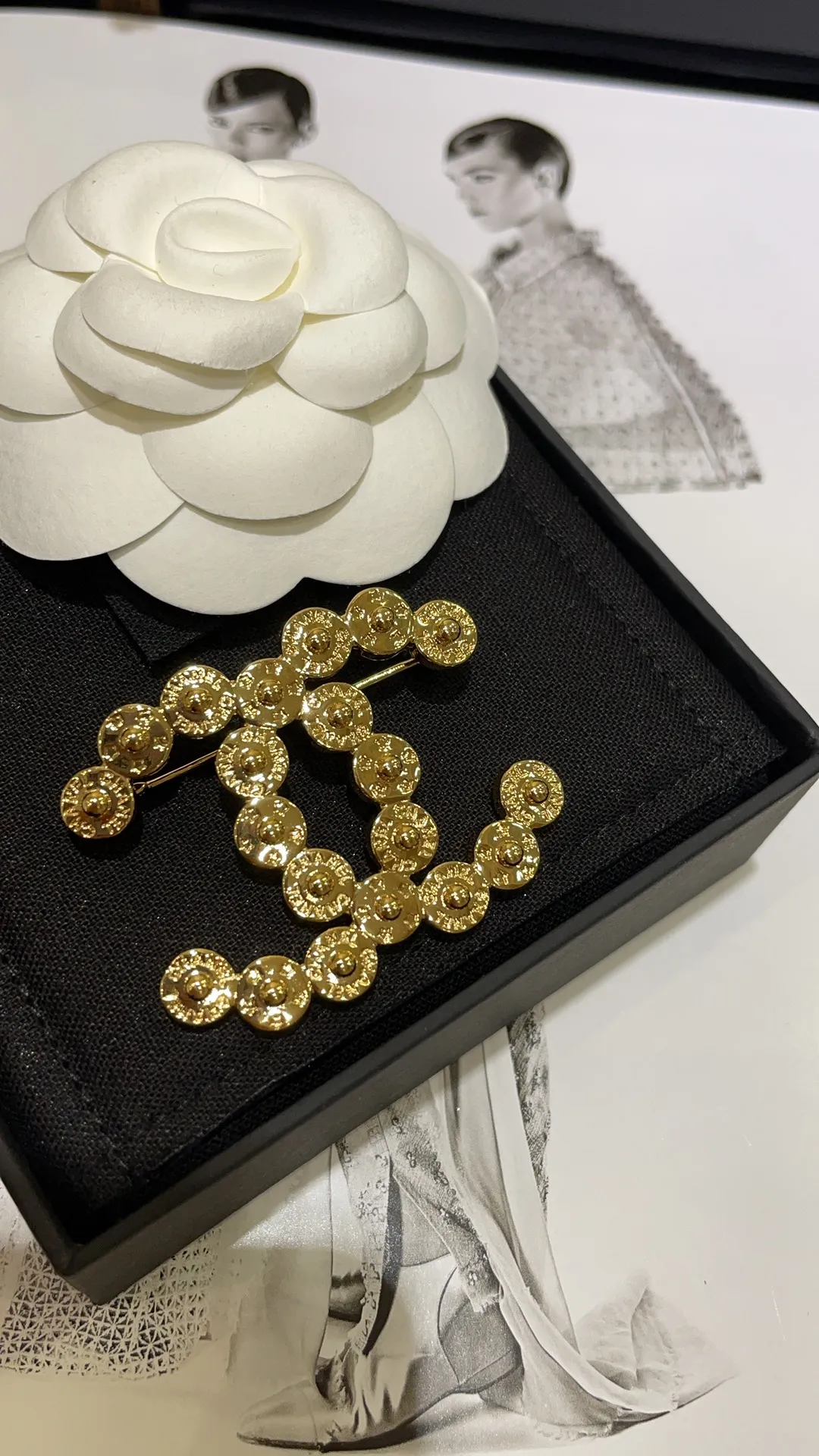 CHANEL Женская брошь украшенная монетами CHANEL Женская брошь украшенная монетами