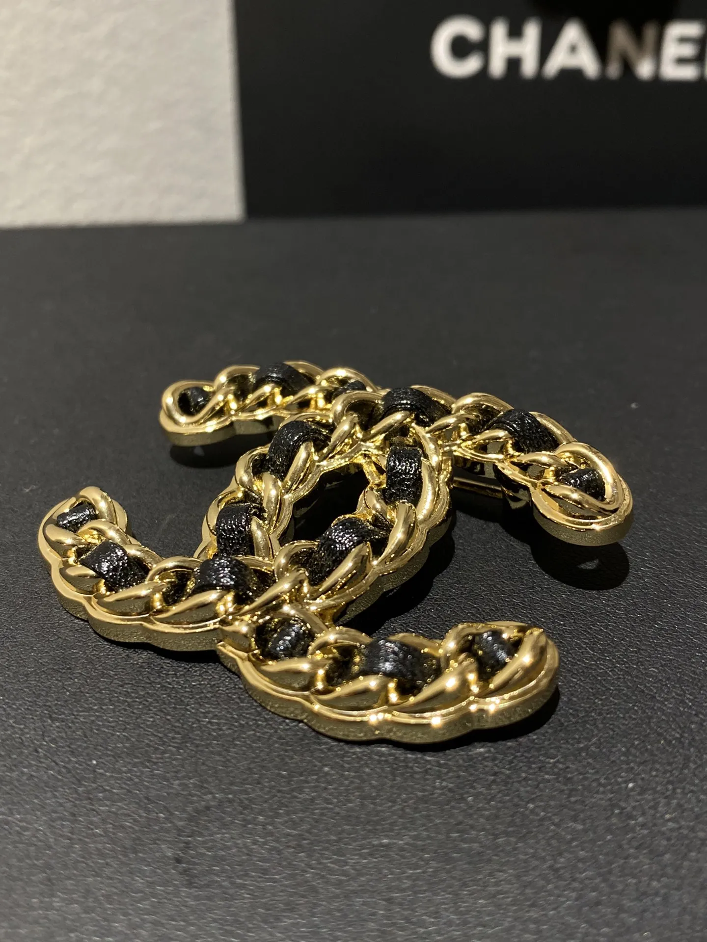 CHANEL Женская брошь 24К CHANEL Женская брошь 24К