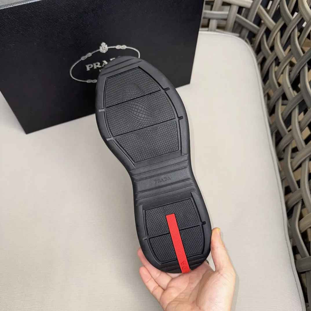 PRADA Мужские кроссовки из телячьей кожи с контрастной перфорацией PRADA Мужские кроссовки из телячьей кожи с контрастной перфорацией