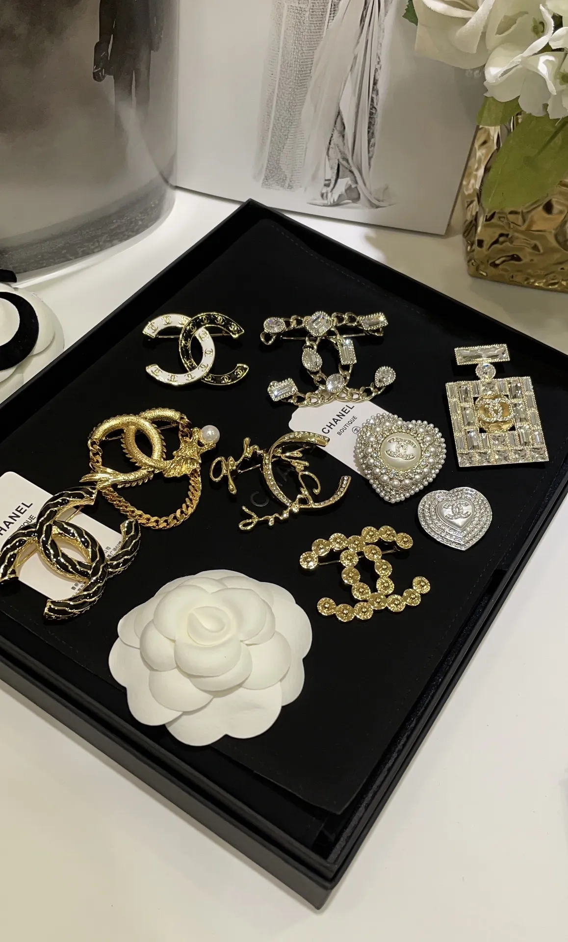 CHANEL Женская брошь украшенная монетами CHANEL Женская брошь украшенная монетами