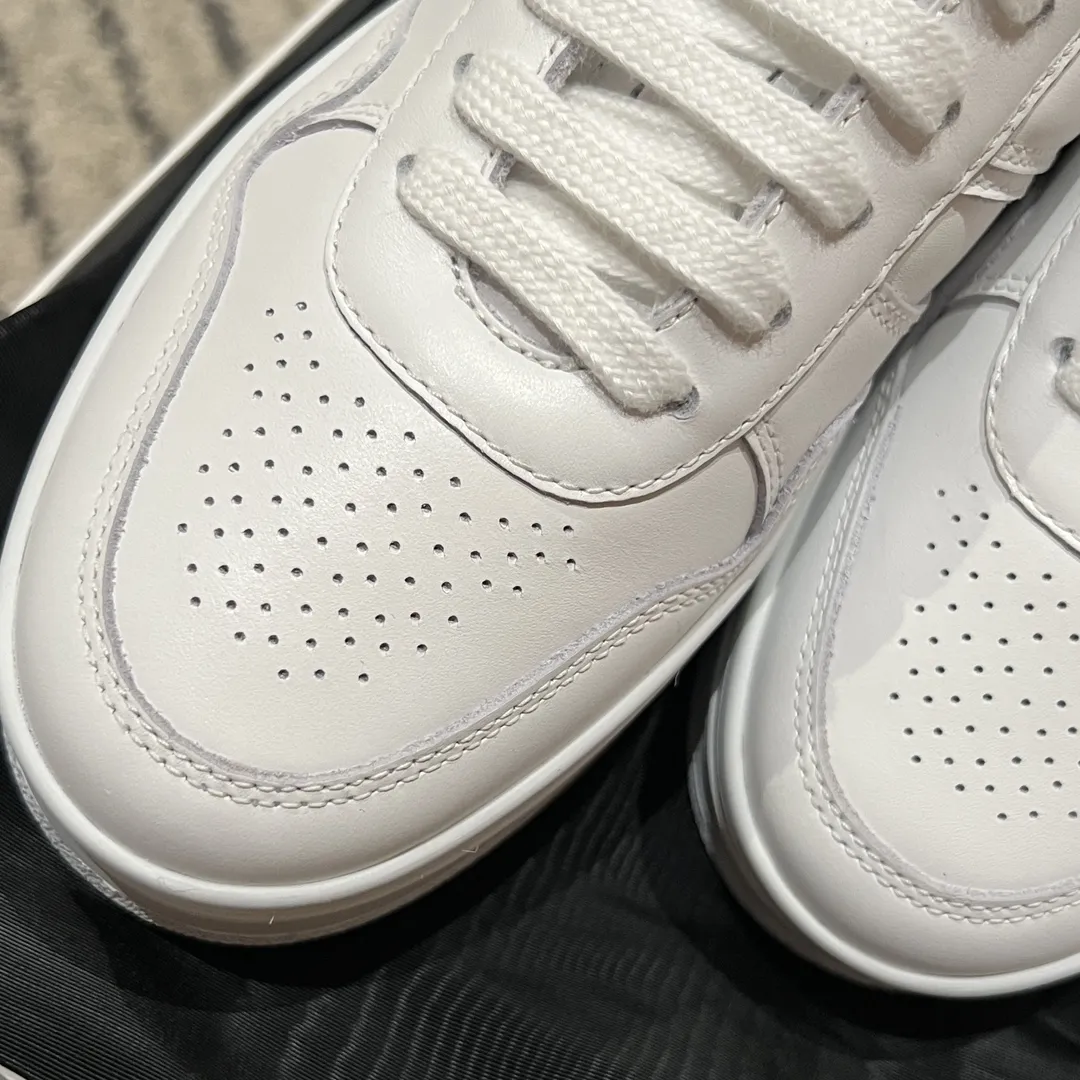 CELINE Женские кроссовки из телячьей кожи CELINE Женские кроссовки из телячьей кожи