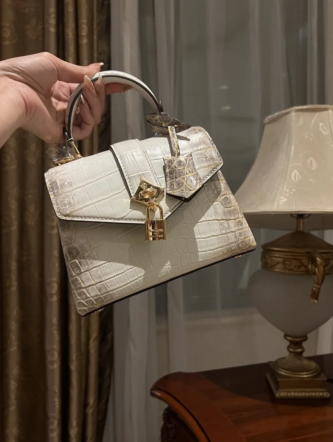 LOUIS VUITTON Женская сумка Petite Malle гималайский крокодил LOUIS VUITTON Женская сумка Petite Malle гималайский крокодил