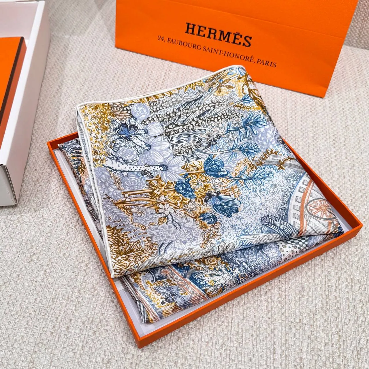 HERMES Женский платок шёлк HERMES Женский платок шёлк
