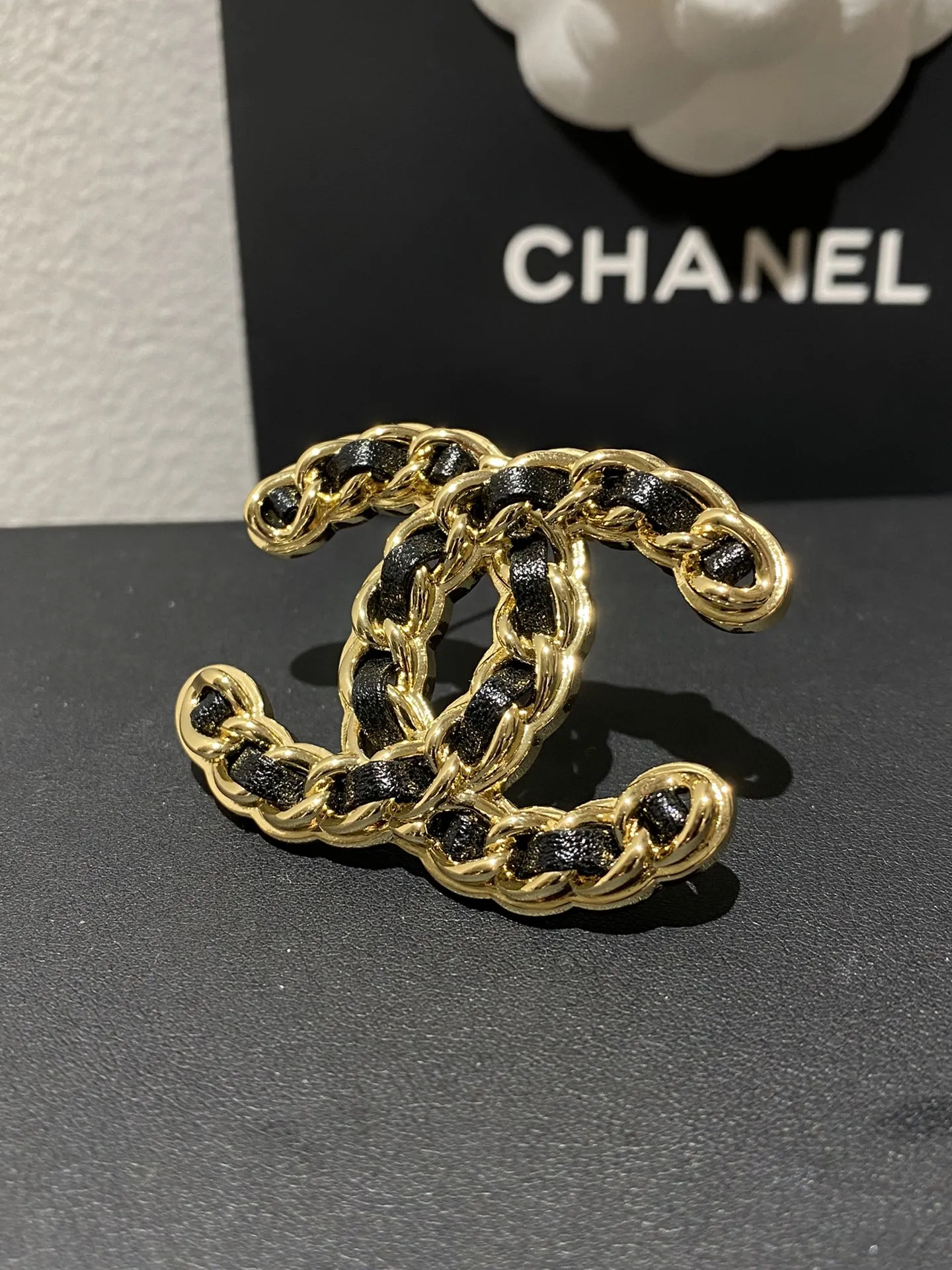 CHANEL Женская брошь 24К CHANEL Женская брошь 24К