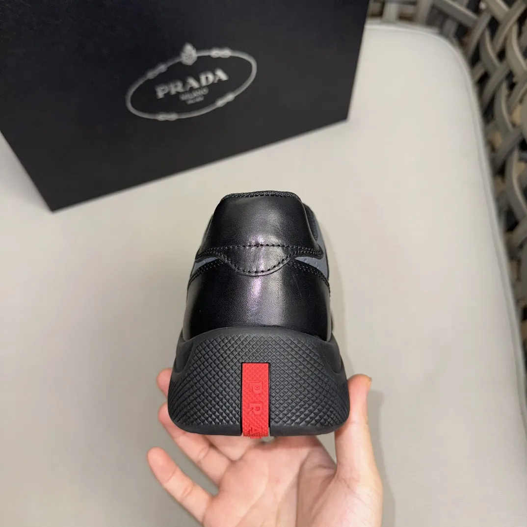 PRADA Мужские кроссовки из телячьей кожи с контрастной перфорацией PRADA Мужские кроссовки из телячьей кожи с контрастной перфорацией