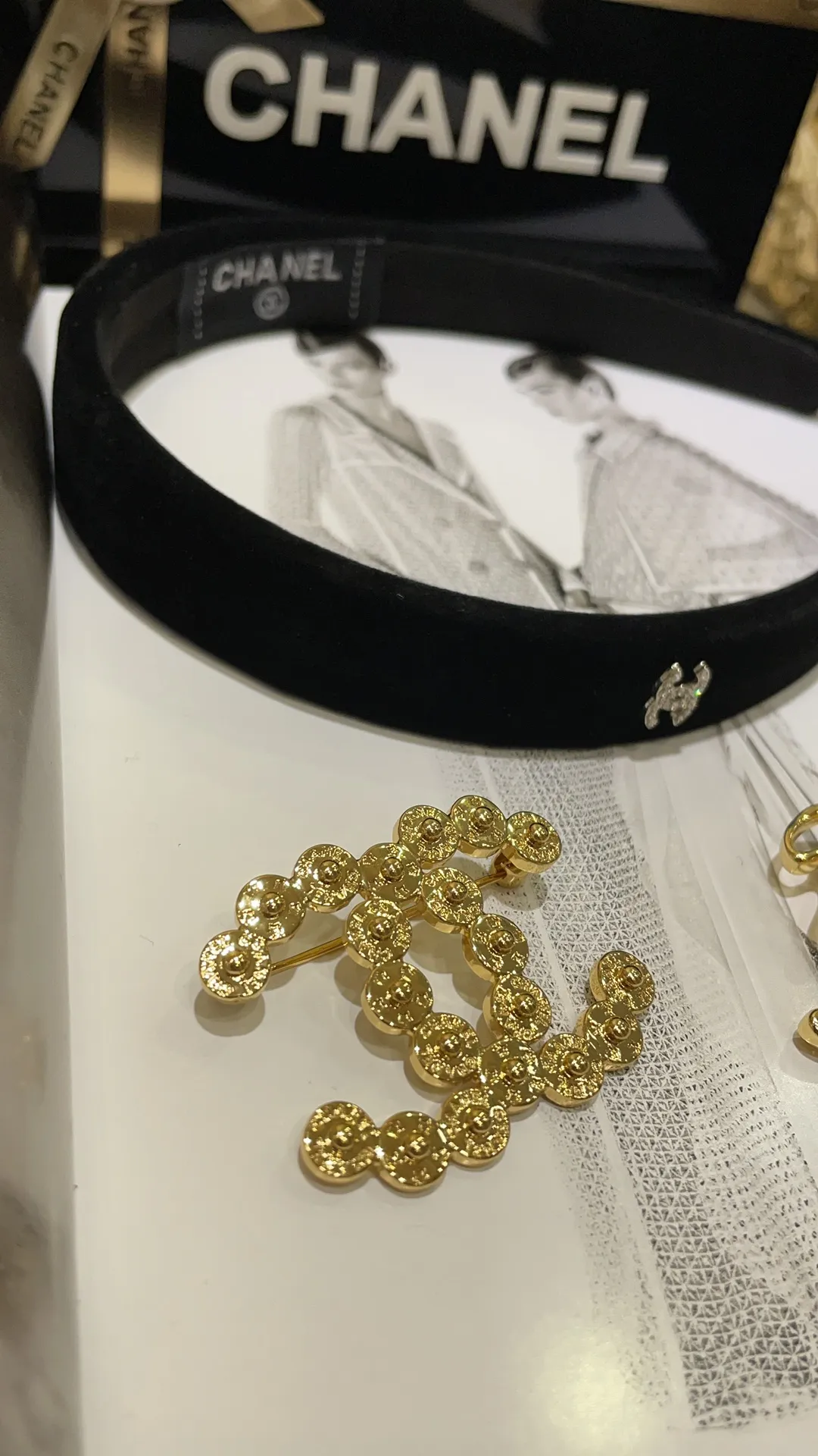 CHANEL Женская брошь украшенная монетами CHANEL Женская брошь украшенная монетами