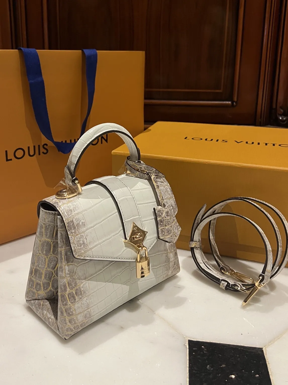 LOUIS VUITTON Женская сумка Petite Malle гималайский крокодил LOUIS VUITTON Женская сумка Petite Malle гималайский крокодил