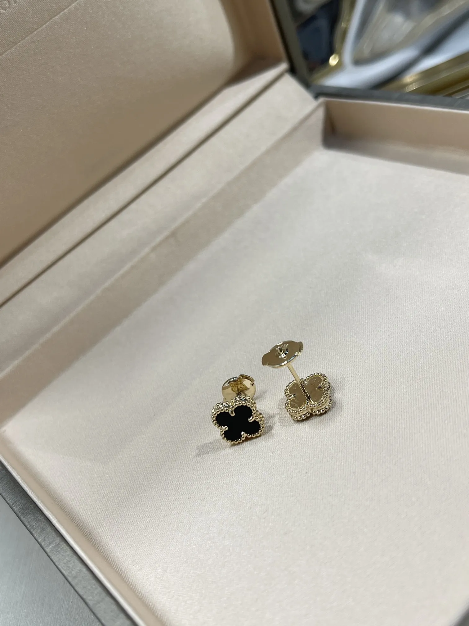 Van Cleef & Arpels Серьги Alhambra желтое золото и оникс Van Cleef & Arpels Серьги Alhambra желтое золото и оникс