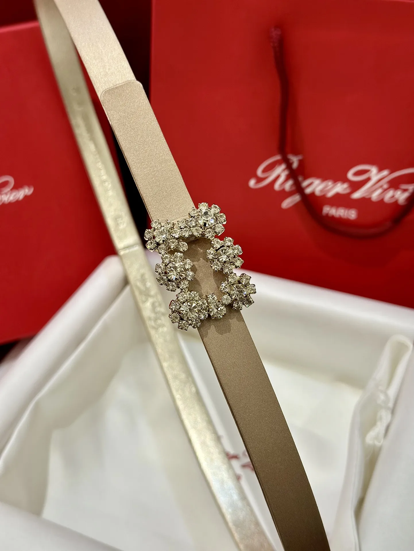 ROGER VIVIER Женский ремень с пряжкой Flower Strass из атласа ROGER VIVIER Женский ремень с пряжкой Flower Strass из атласа