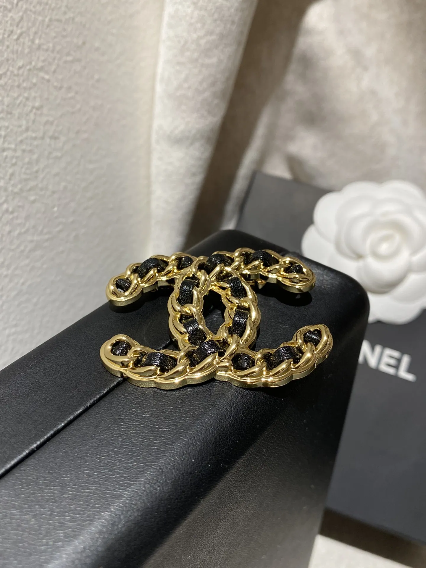 CHANEL Женская брошь 24К CHANEL Женская брошь 24К