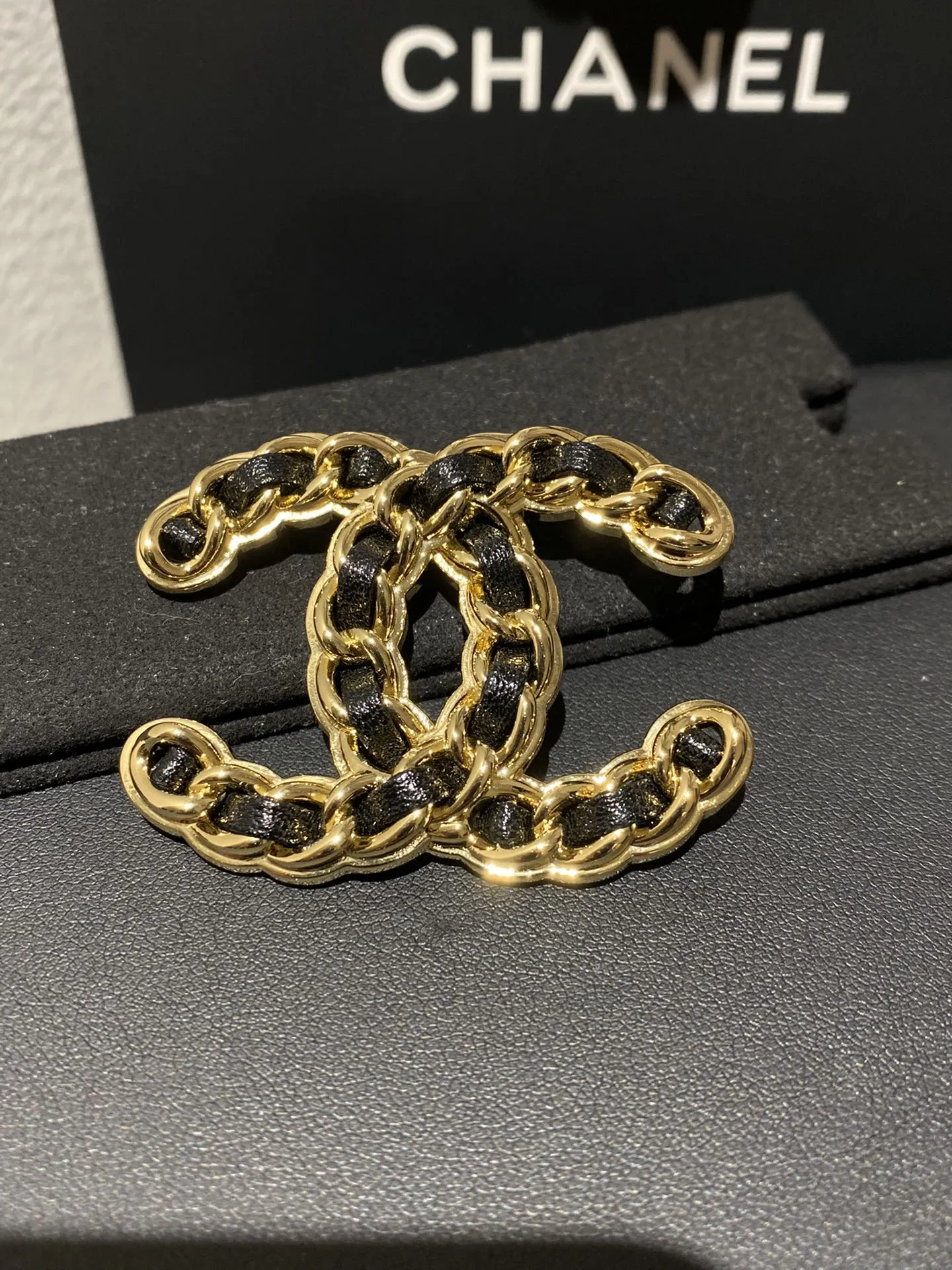 CHANEL Женская брошь 24К CHANEL Женская брошь 24К