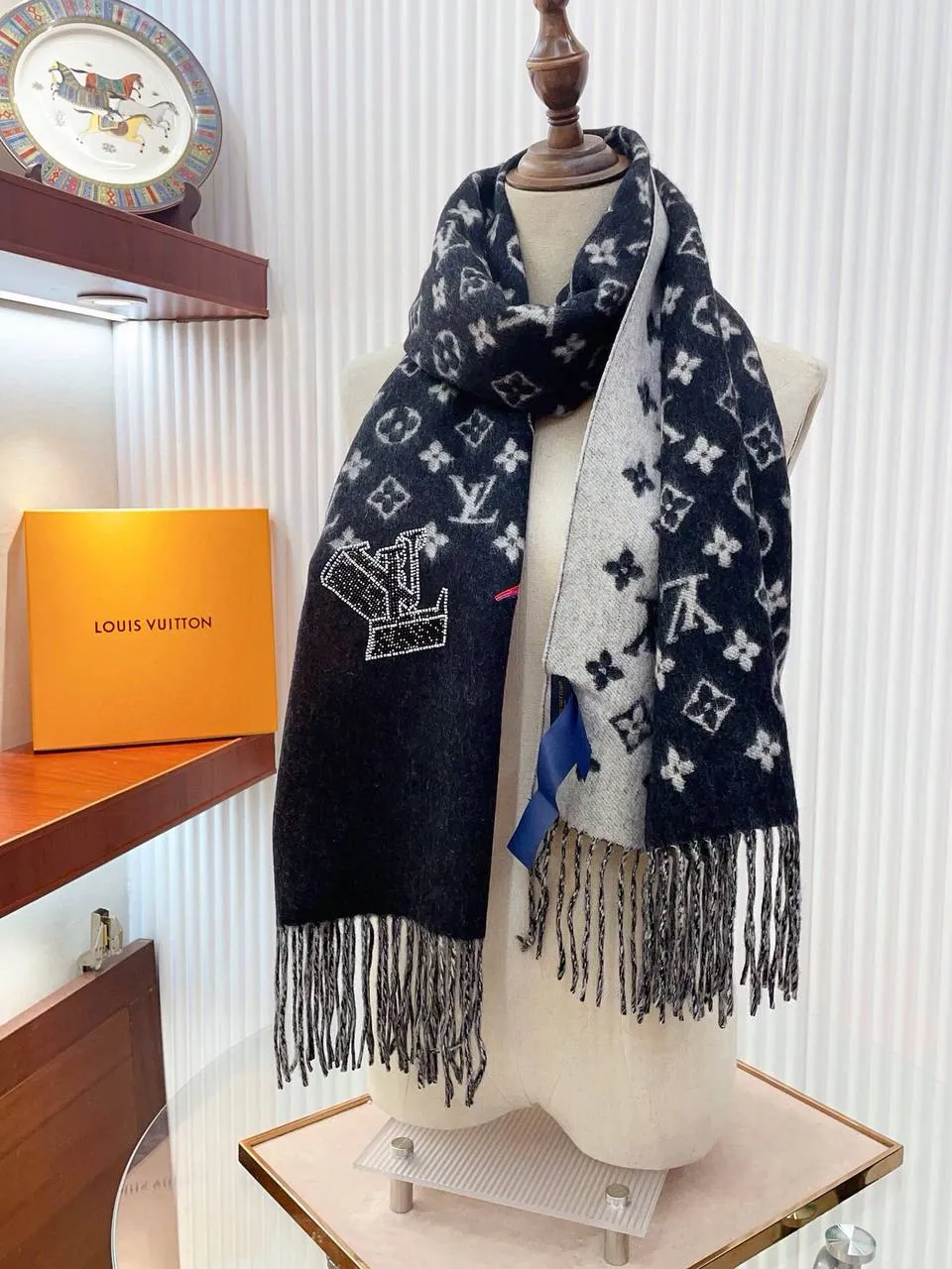LOUIS VUITTON Мужской шарф LOUIS VUITTON Мужской шарф