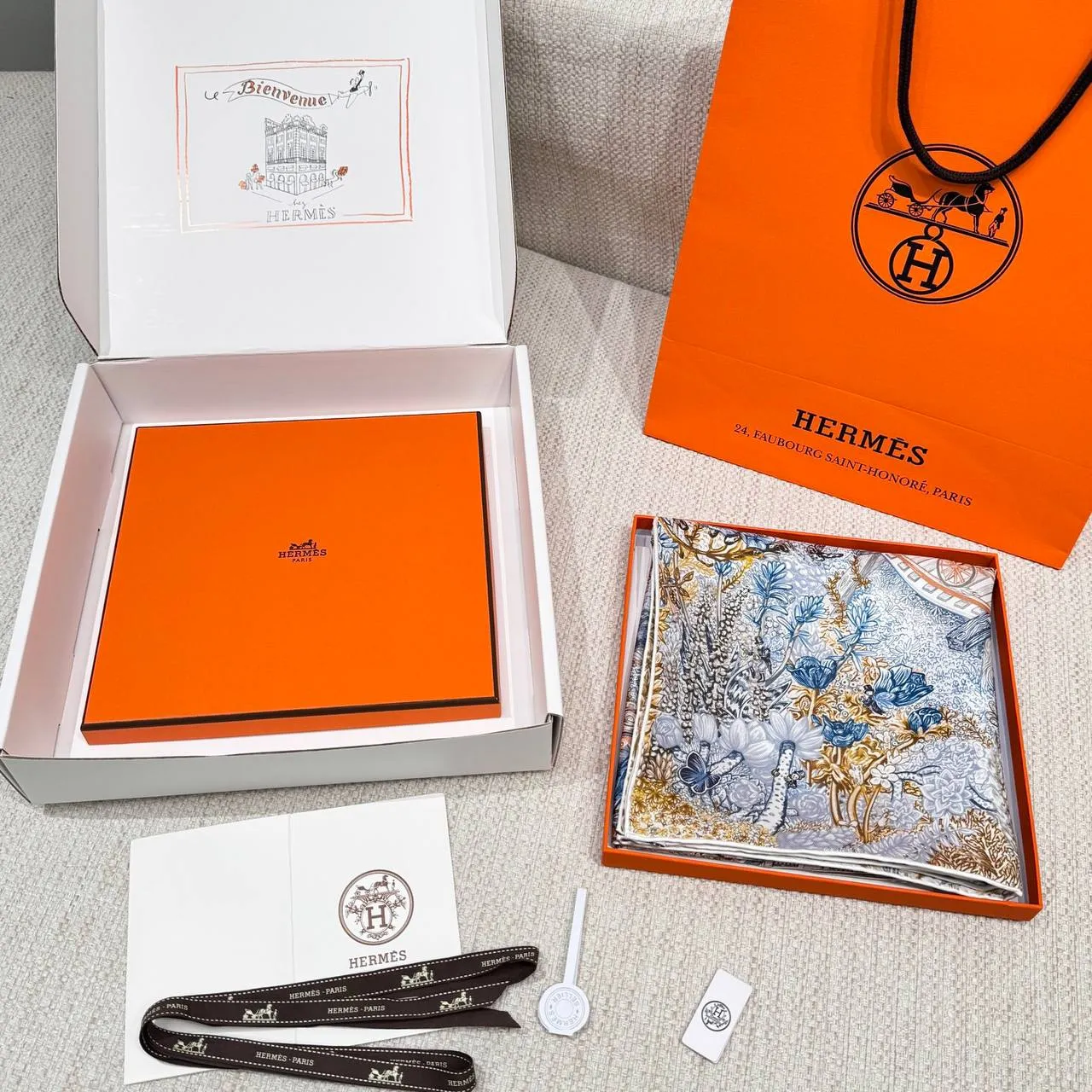 HERMES Женский платок шёлк HERMES Женский платок шёлк