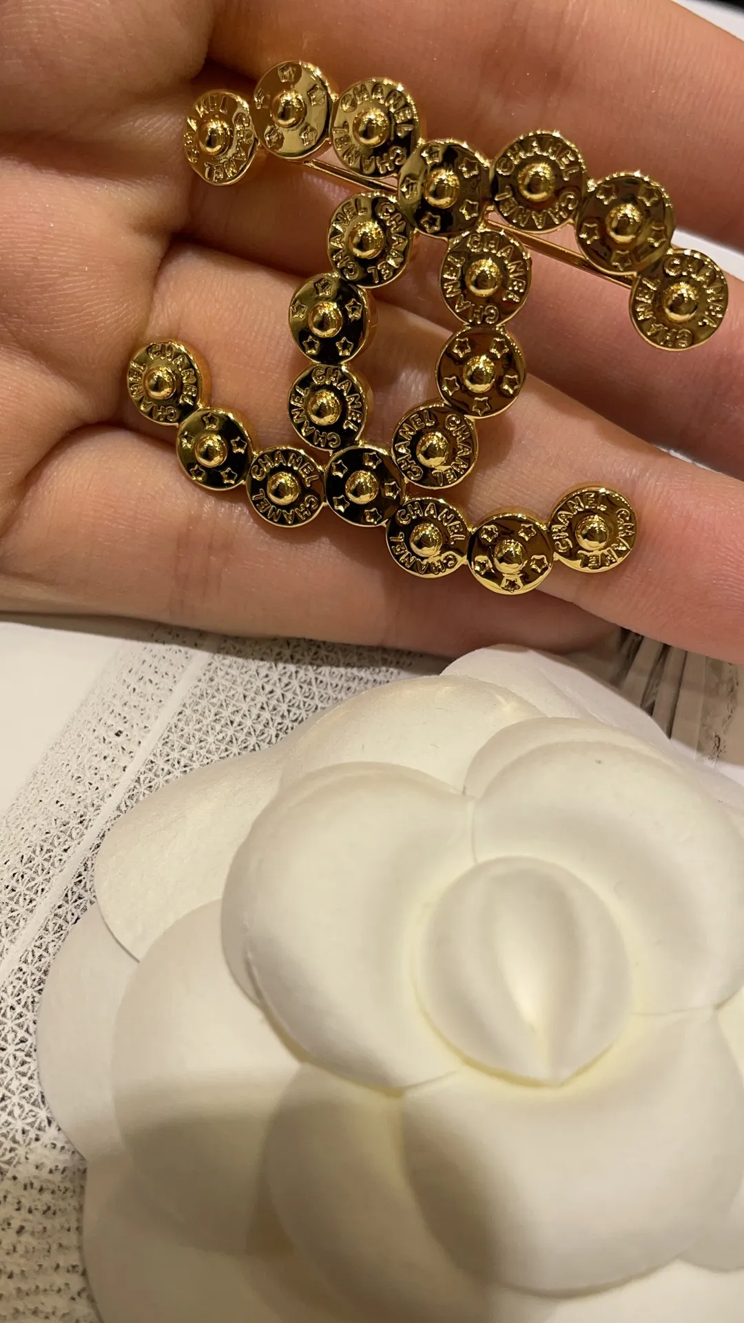 CHANEL Женская брошь украшенная монетами CHANEL Женская брошь украшенная монетами