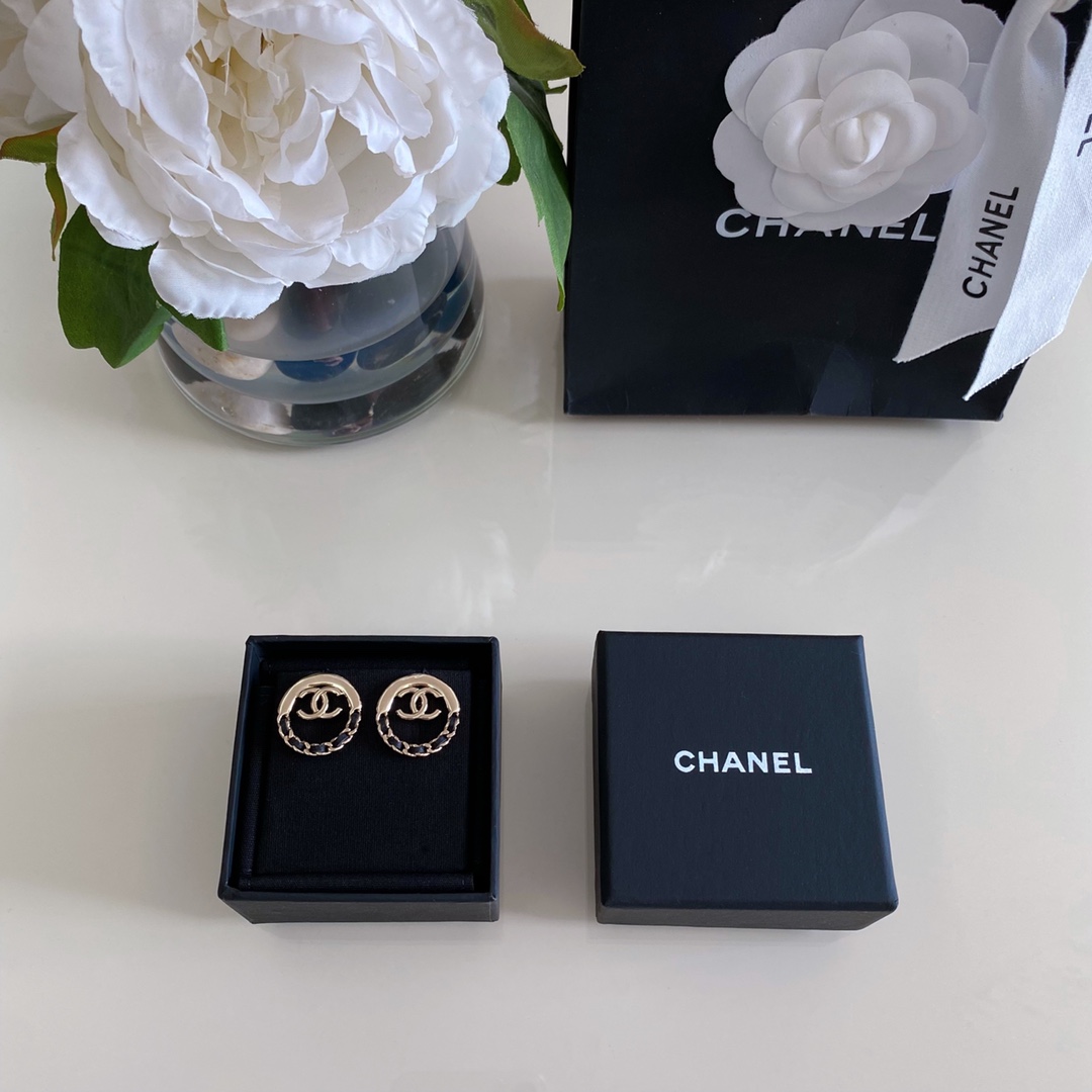 CHANEL Женские круглые серьги с кожаной лентой CHANEL Женские круглые серьги с кожаной лентой