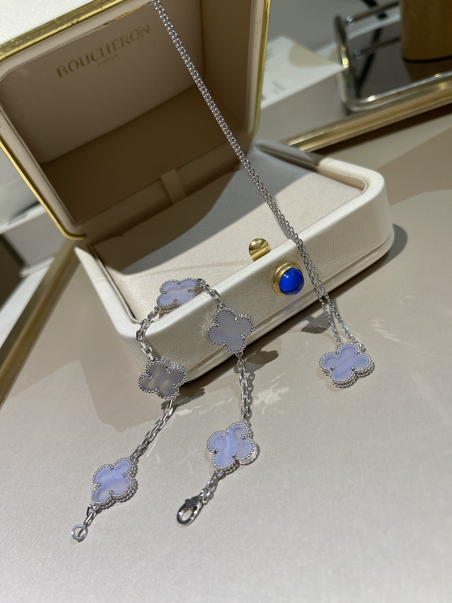 Van Cleef & Arpels Браслет Alhambra белое золото и халцедон Van Cleef & Arpels Браслет Alhambra белое золото и халцедон