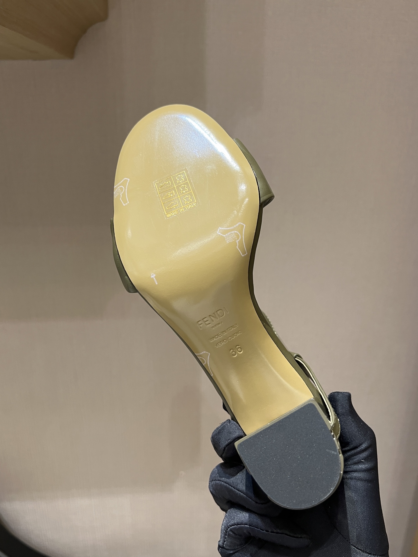 FENDI Женские босоножки Delfina FENDI Женские босоножки Delfina