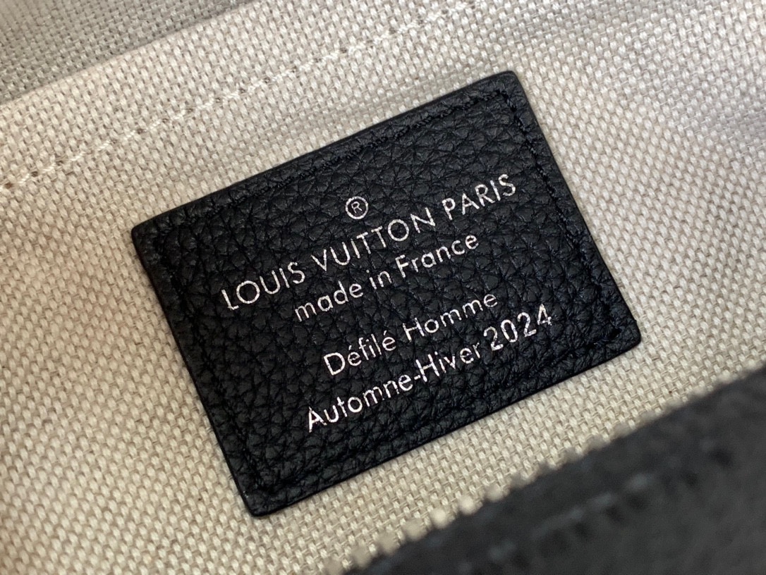 LOUIS VUITTON Мужская сумка M11615 Soul Trunk East West LOUIS VUITTON Мужская сумка M11615 Soul Trunk East West