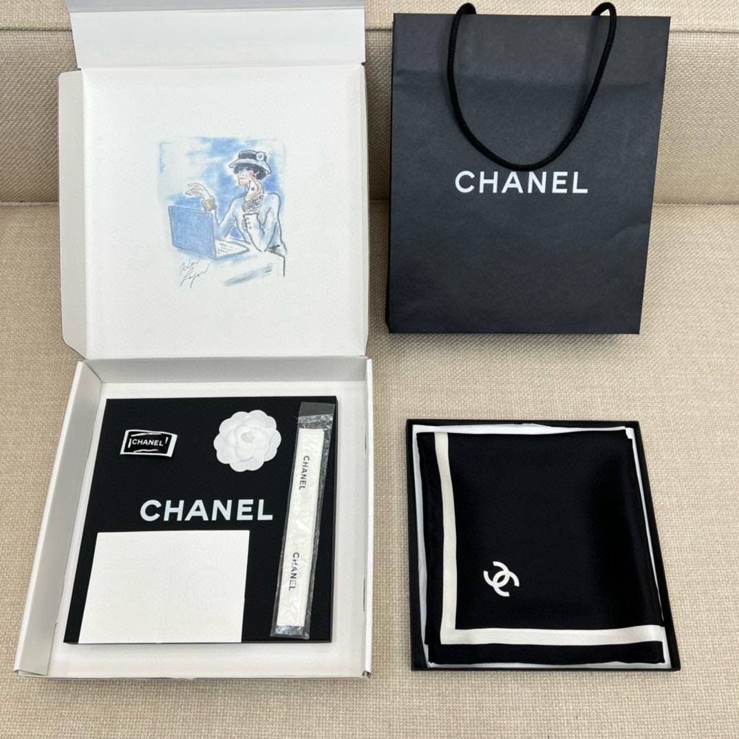 CHANEL Женский платок из шелка CHANEL Женский платок из шелка