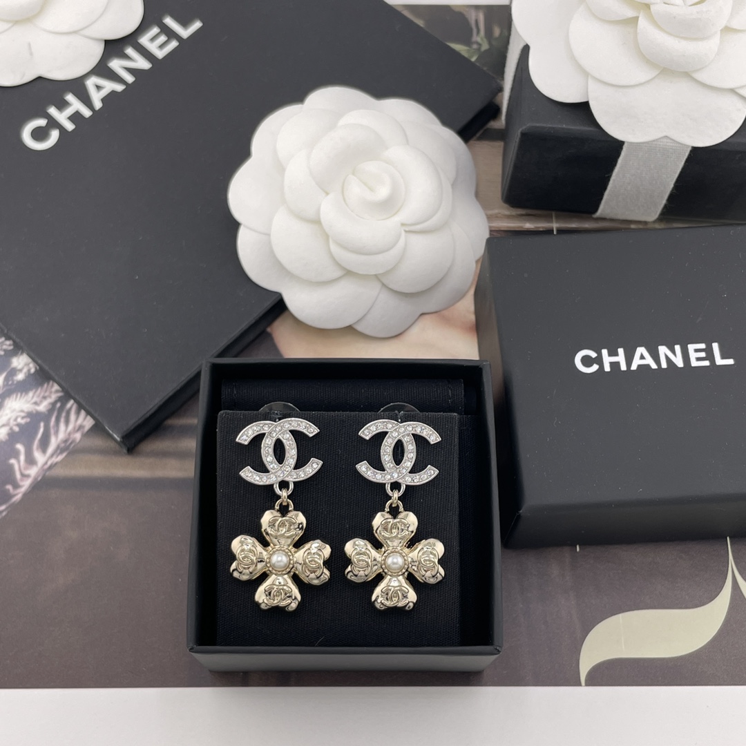 CHANEL Женские серьги с четырёхлистным клевером CHANEL Женские серьги с четырёхлистным клевером