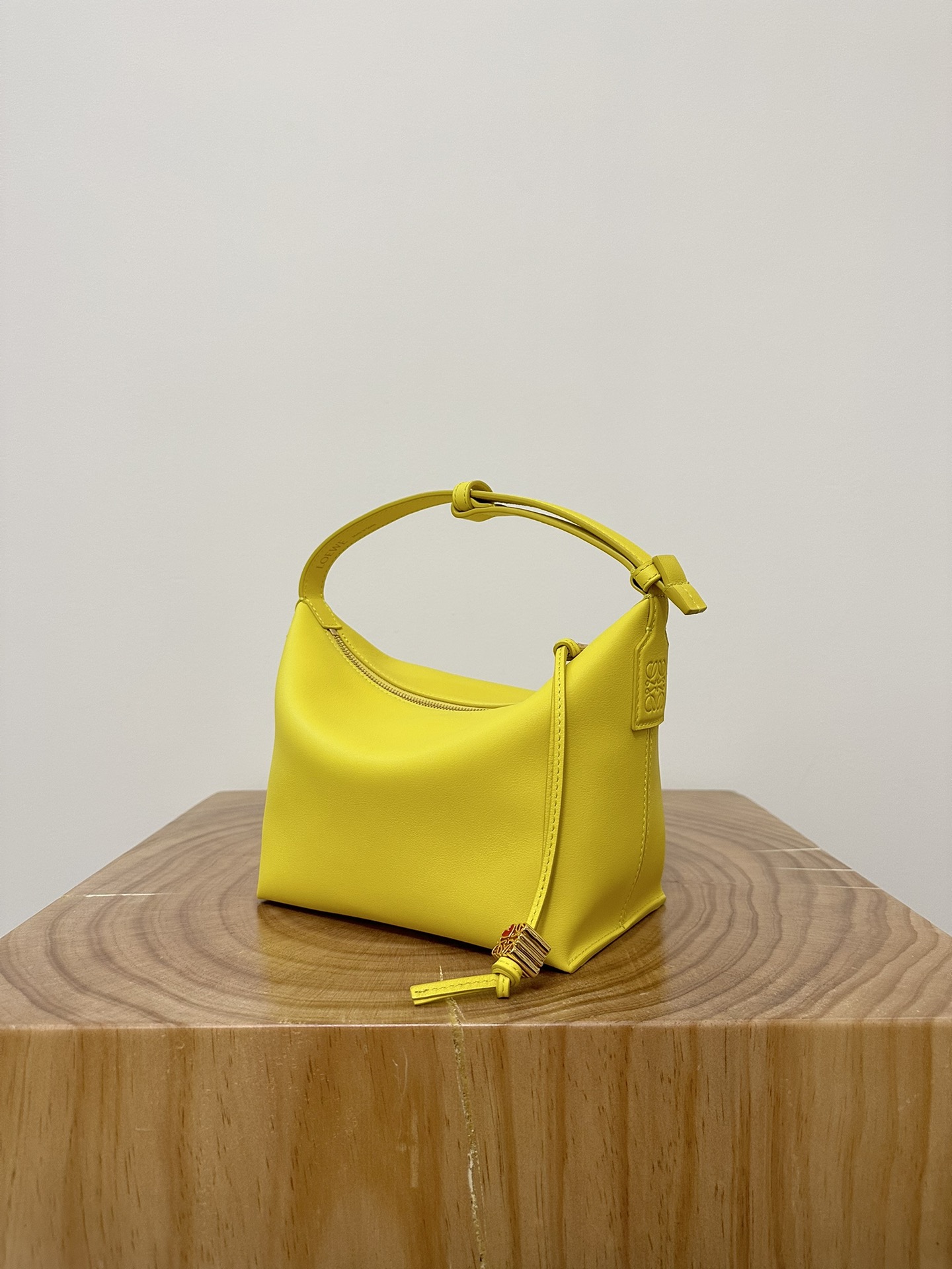 LOEWE Женская сумка Cubi Crossbody mini LOEWE Женская сумка Cubi Crossbody mini