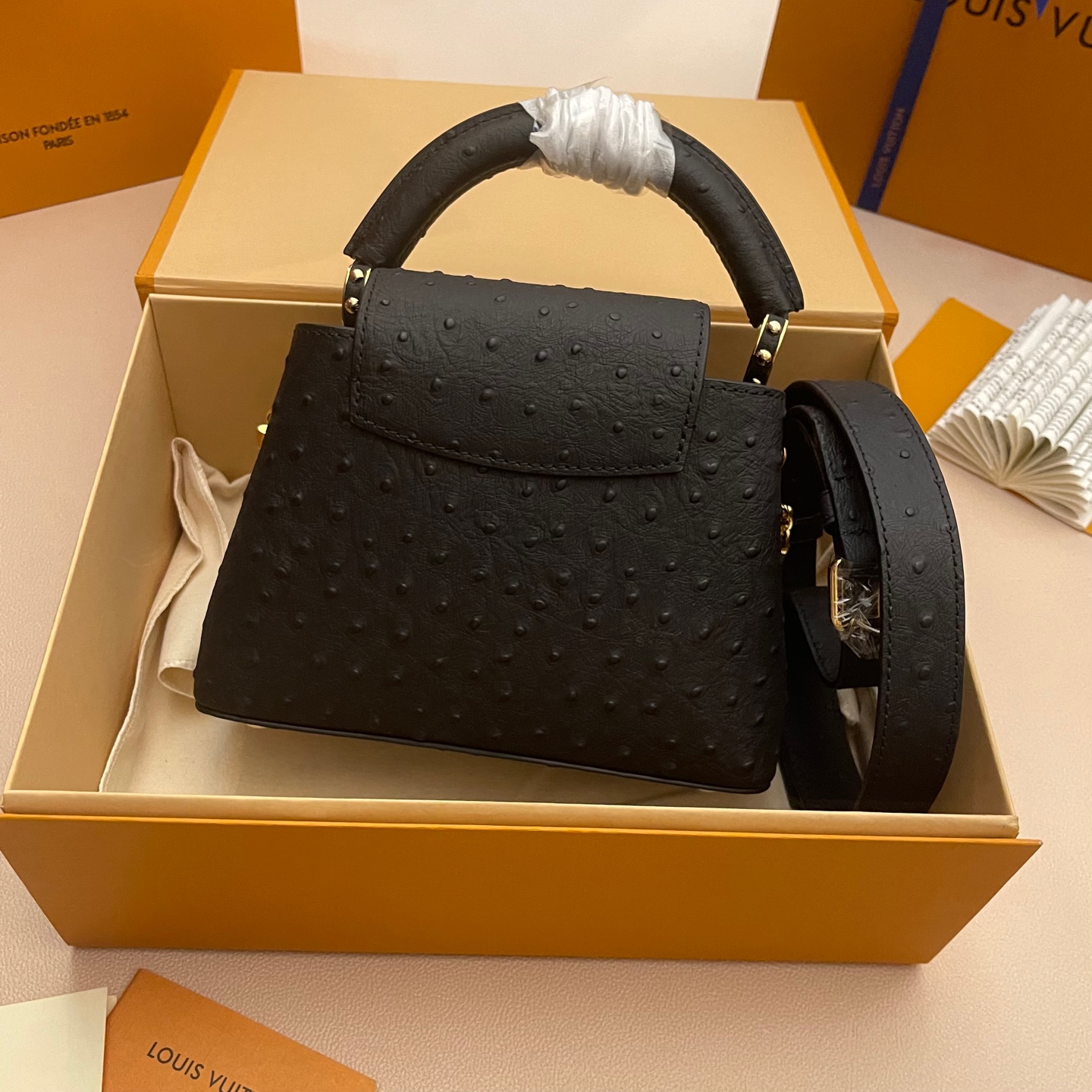 LOUIS VUITTON Женская сумка Capucines из кожи страуса LOUIS VUITTON Женская сумка Capucines из кожи страуса