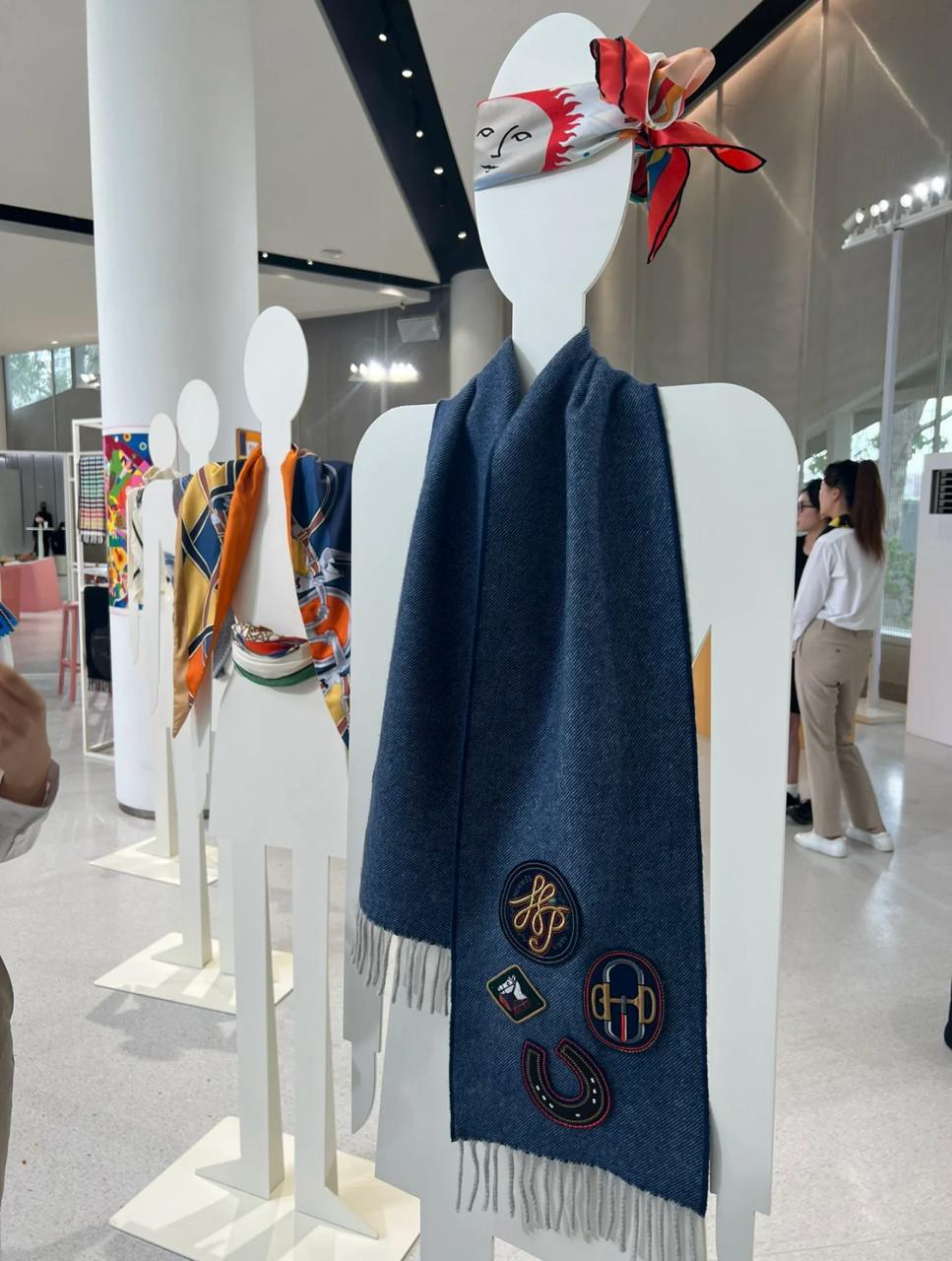 HERMES Женский шарф из кашемира HERMES Женский шарф из кашемира