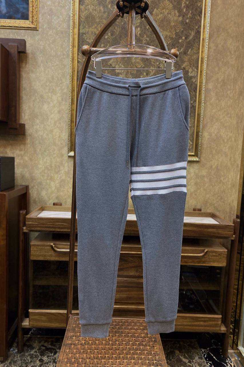 THOM BROWNE Мужские брюки из текстурного вафельного хлопка THOM BROWNE Мужские брюки из текстурного вафельного хлопка