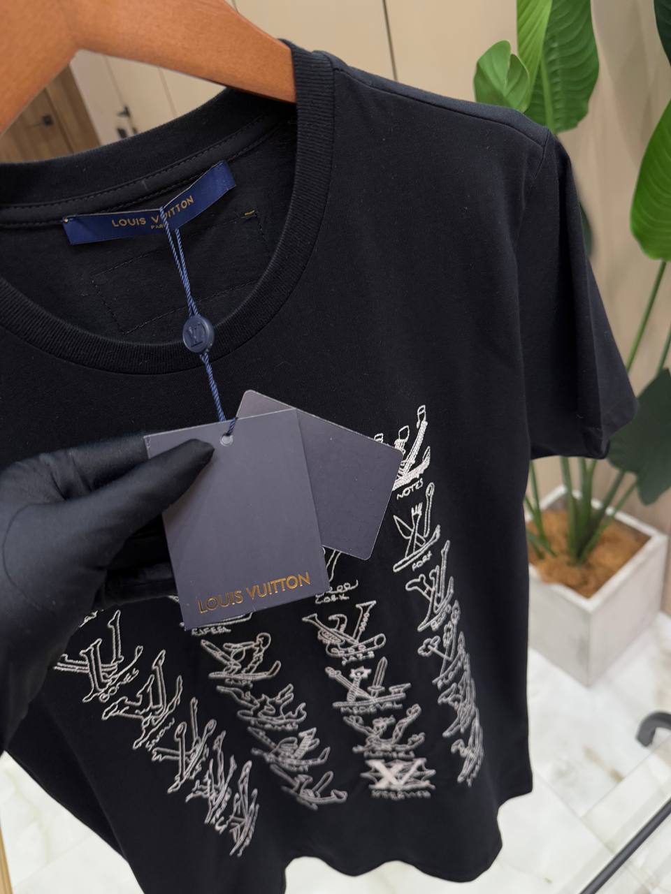 LOUIS VUITTON Мужская футболка с принтом LV LOUIS VUITTON Мужская футболка с принтом LV