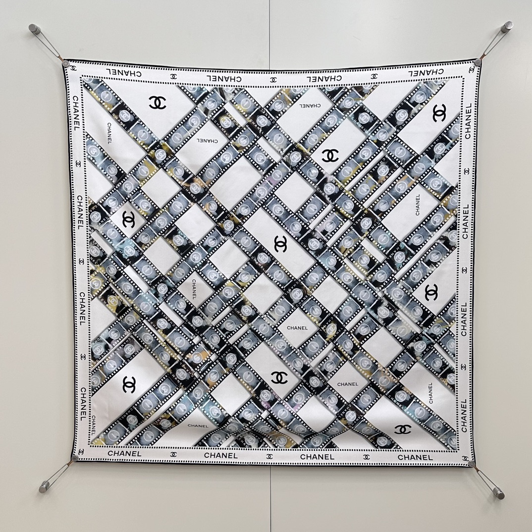 CHANEL Женский платок из шелка пудрового цвета CHANEL Женский платок из шелка пудрового цвета