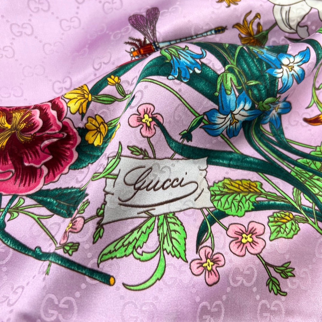 GUCCI Женский платок из шелка с цветочным принтом GUCCI Женский платок из шелка с цветочным принтом