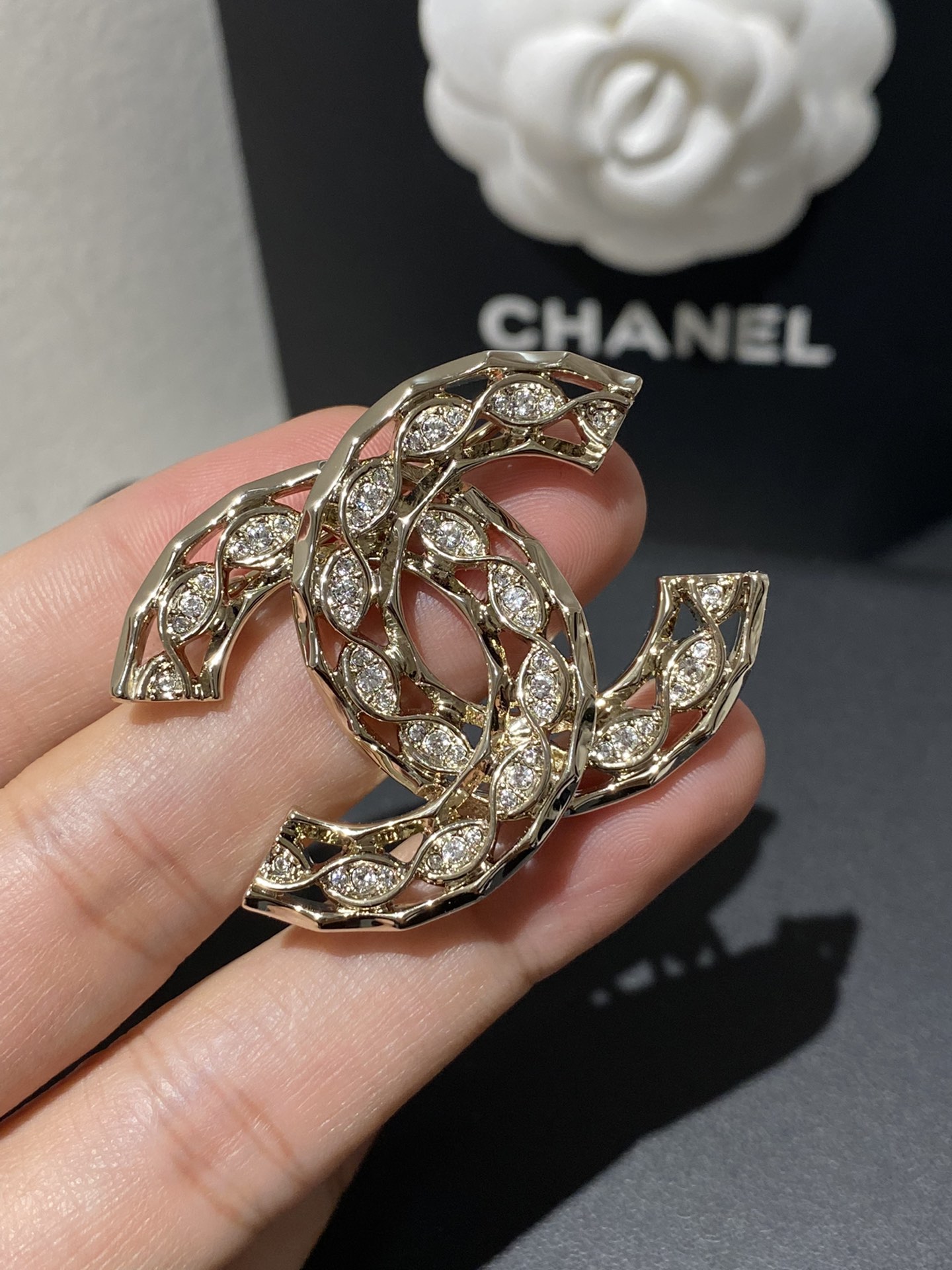 CHANEL Женская брошь с камнями Swarovski CHANEL Женская брошь с камнями Swarovski