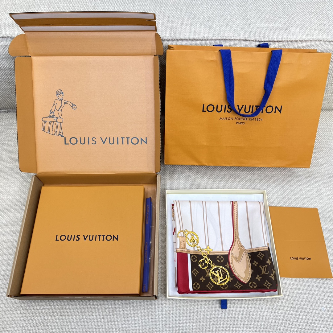 LOUIS VUITTON Женский платок из шёлка LOUIS VUITTON Женский платок из шёлка