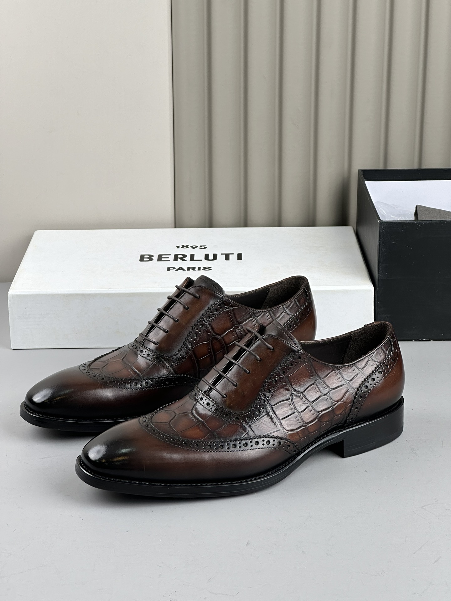 BERLUTI Мужские туфли из коровьей кожи с ручной окраской BERLUTI Мужские туфли из коровьей кожи с ручной окраской