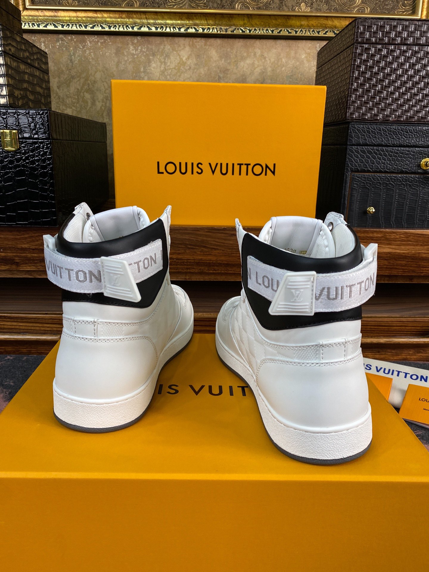 LOUIS VUITTON Женские кроссовки LOUIS VUITTON Женские кроссовки