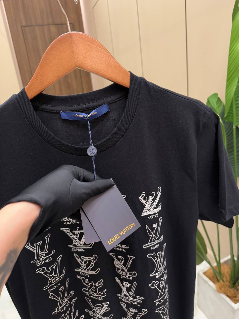 LOUIS VUITTON Мужская футболка с принтом LV LOUIS VUITTON Мужская футболка с принтом LV