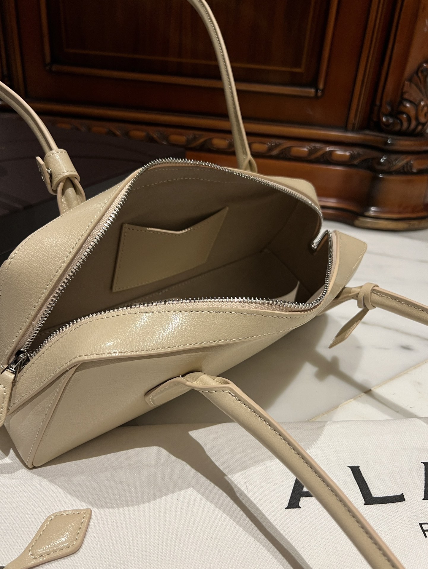 ALAIA Женская сумка Le Teckel Dachshund ALAIA Женская сумка Le Teckel Dachshund