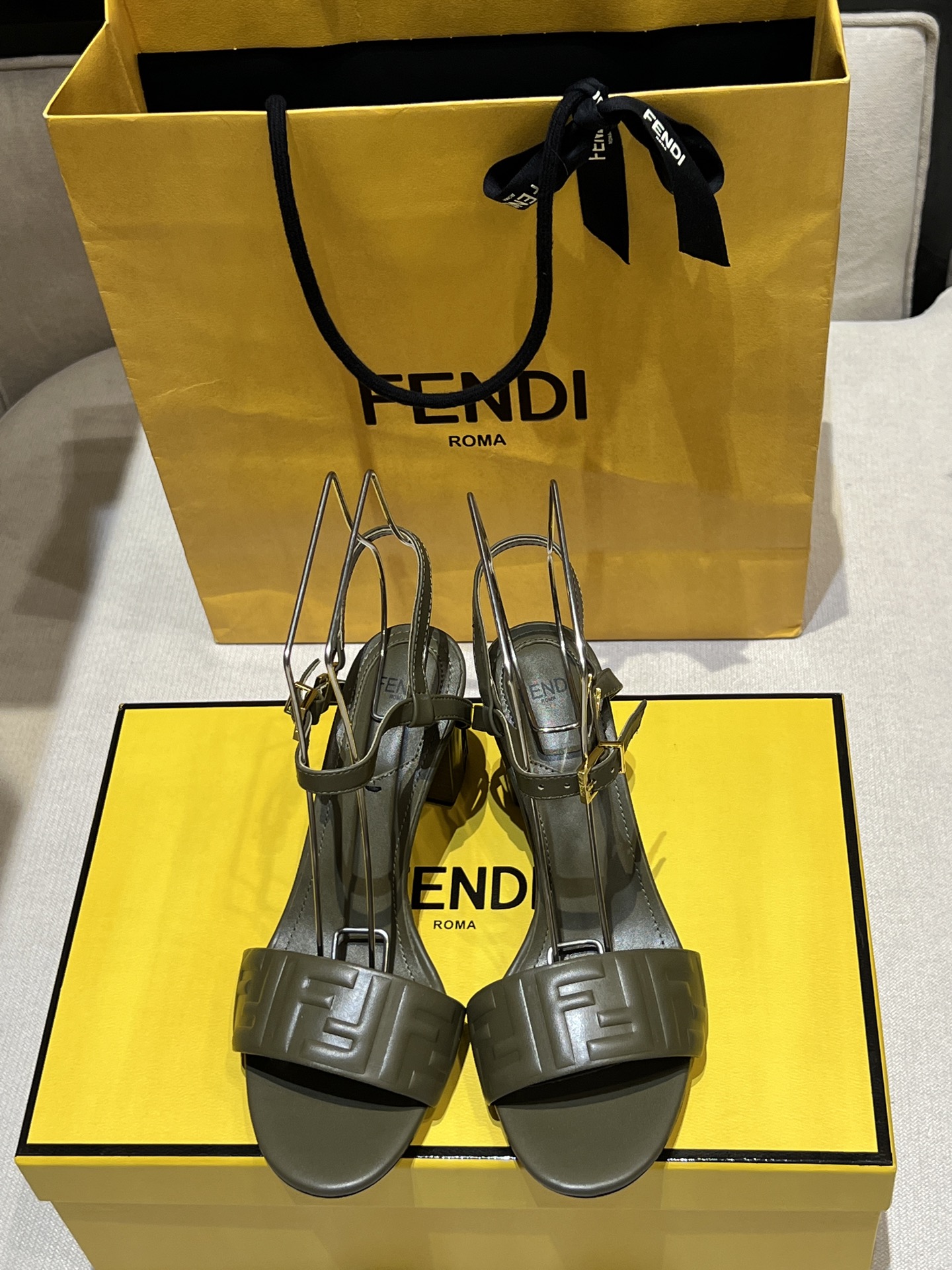 FENDI Женские босоножки Delfina FENDI Женские босоножки Delfina