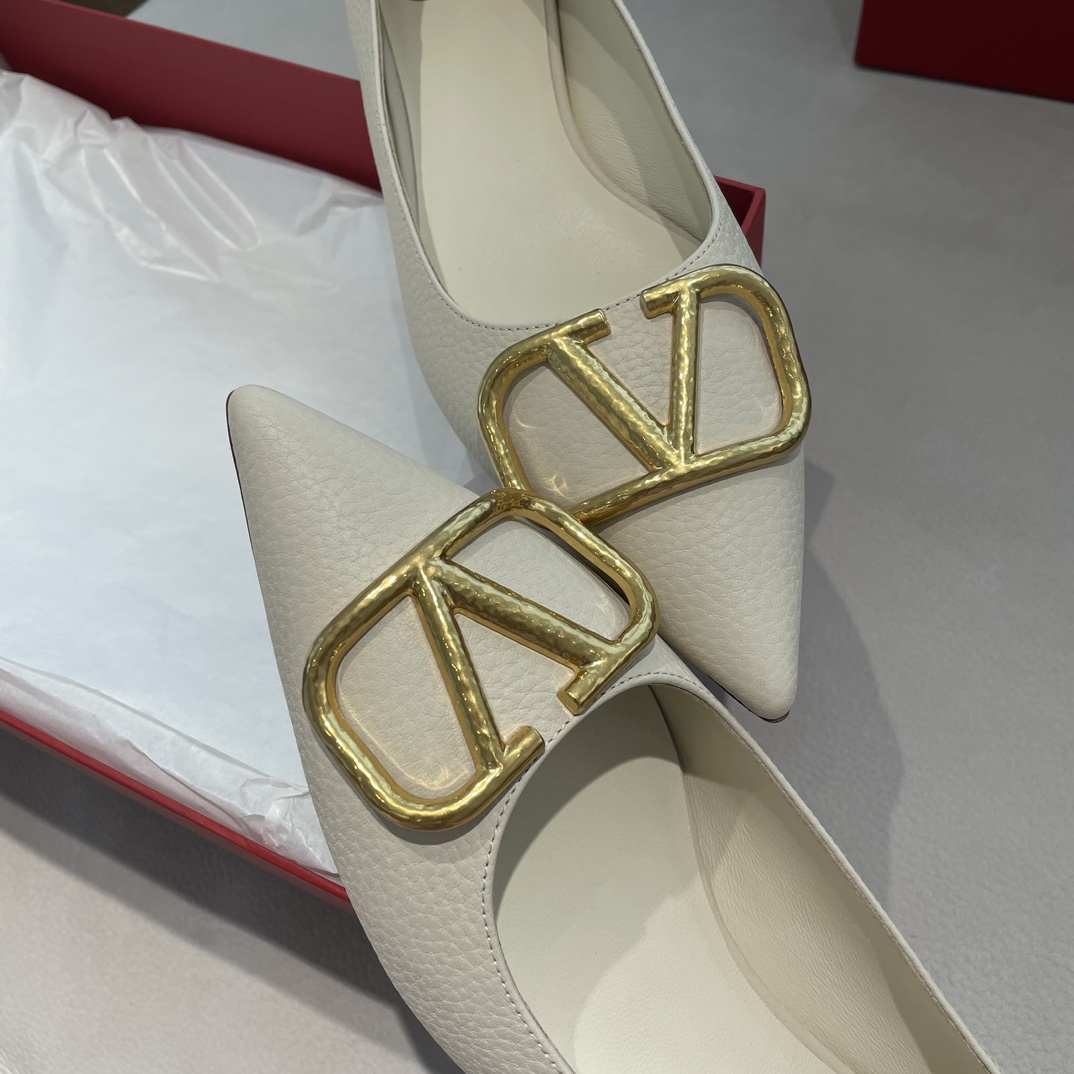 VALENTINO Женские туфли из телячьей кожи VALENTINO Женские туфли из телячьей кожи