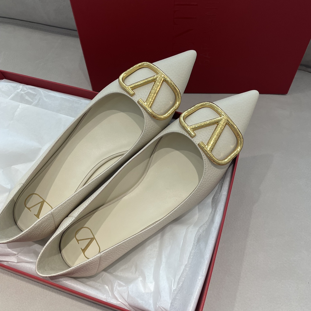 VALENTINO Женские туфли из телячьей кожи VALENTINO Женские туфли из телячьей кожи