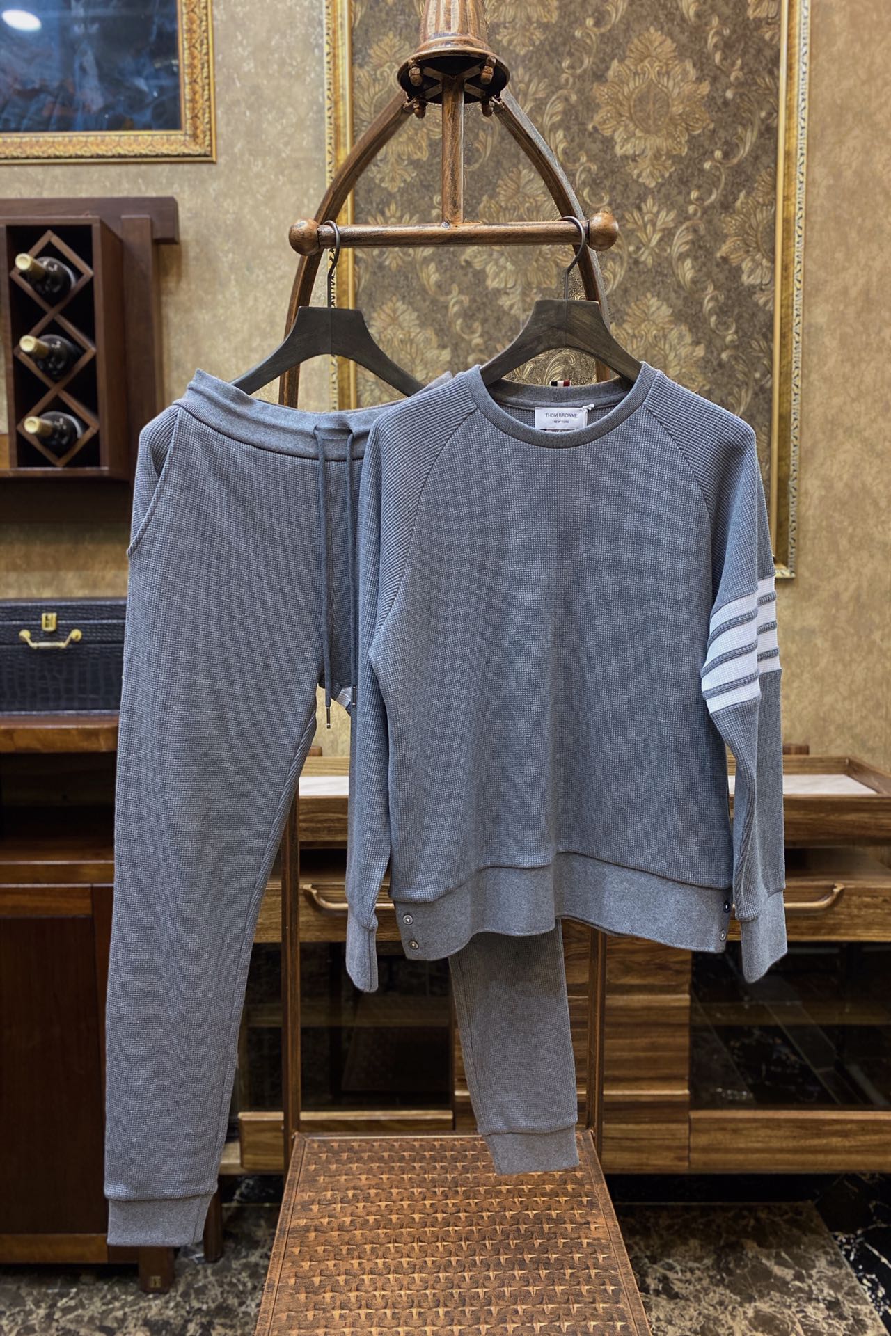 THOM BROWNE Мужские брюки из текстурного вафельного хлопка THOM BROWNE Мужские брюки из текстурного вафельного хлопка