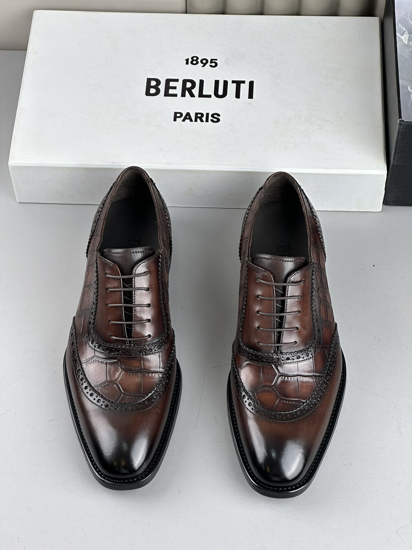 BERLUTI Мужские туфли из коровьей кожи с ручной окраской BERLUTI Мужские туфли из коровьей кожи с ручной окраской