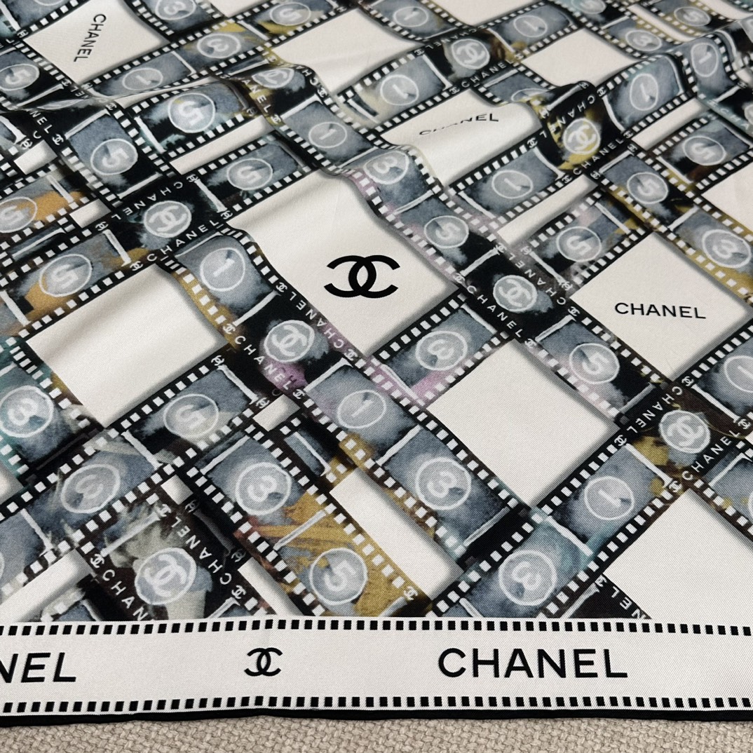 CHANEL Женский платок из шелка пудрового цвета CHANEL Женский платок из шелка пудрового цвета